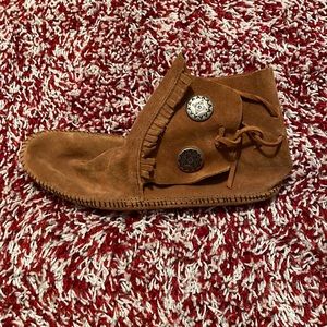 tan minnetonka boots